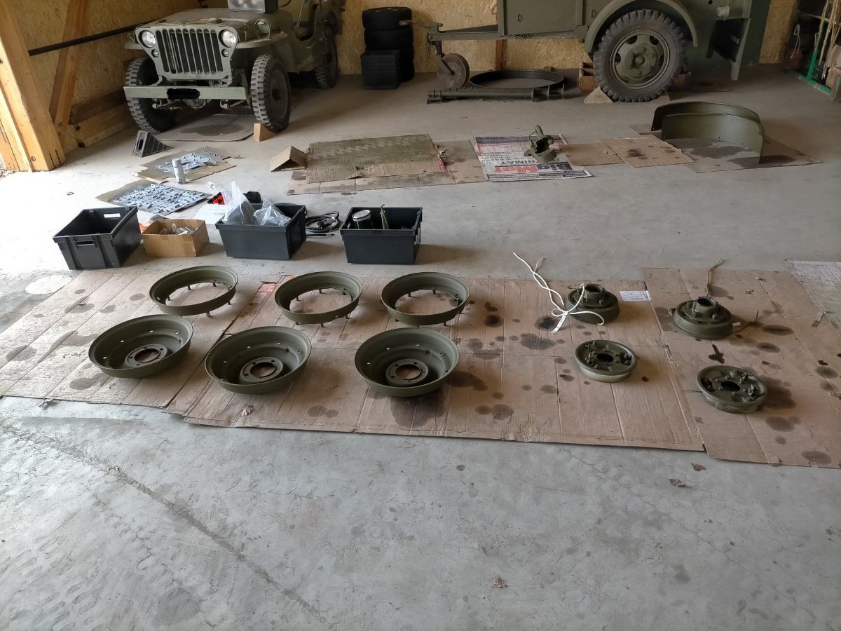 première couche d'olive drab pour l'ensemble des pièces
