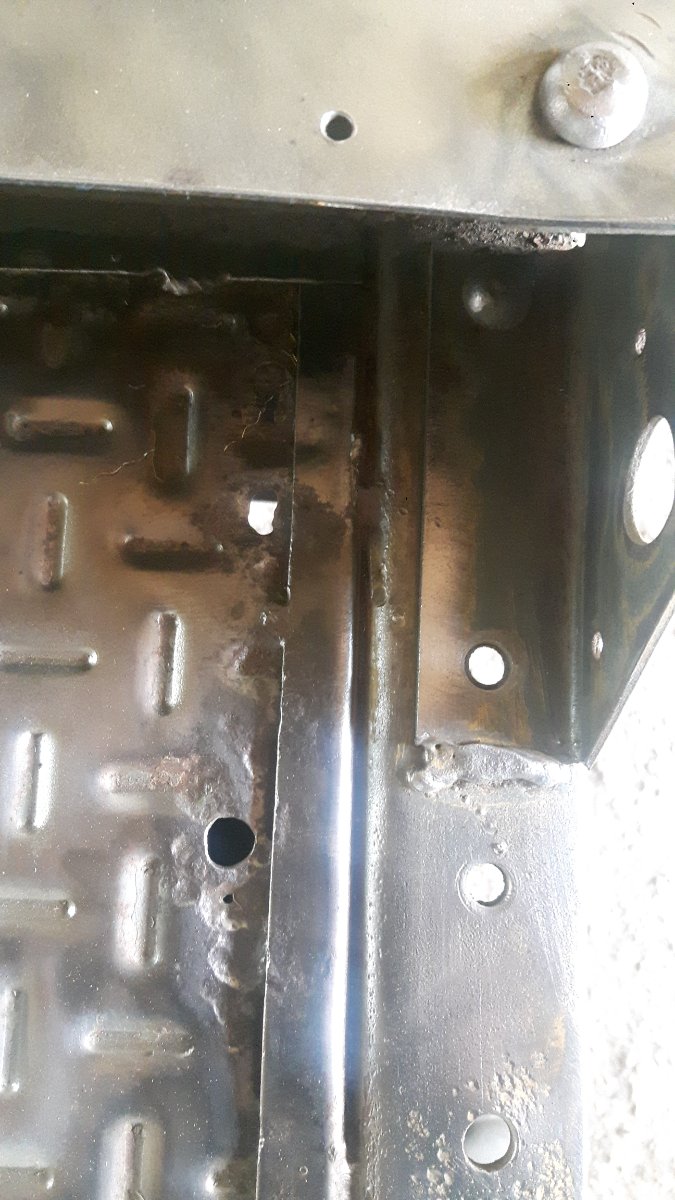 Il doit manquer un rivet...