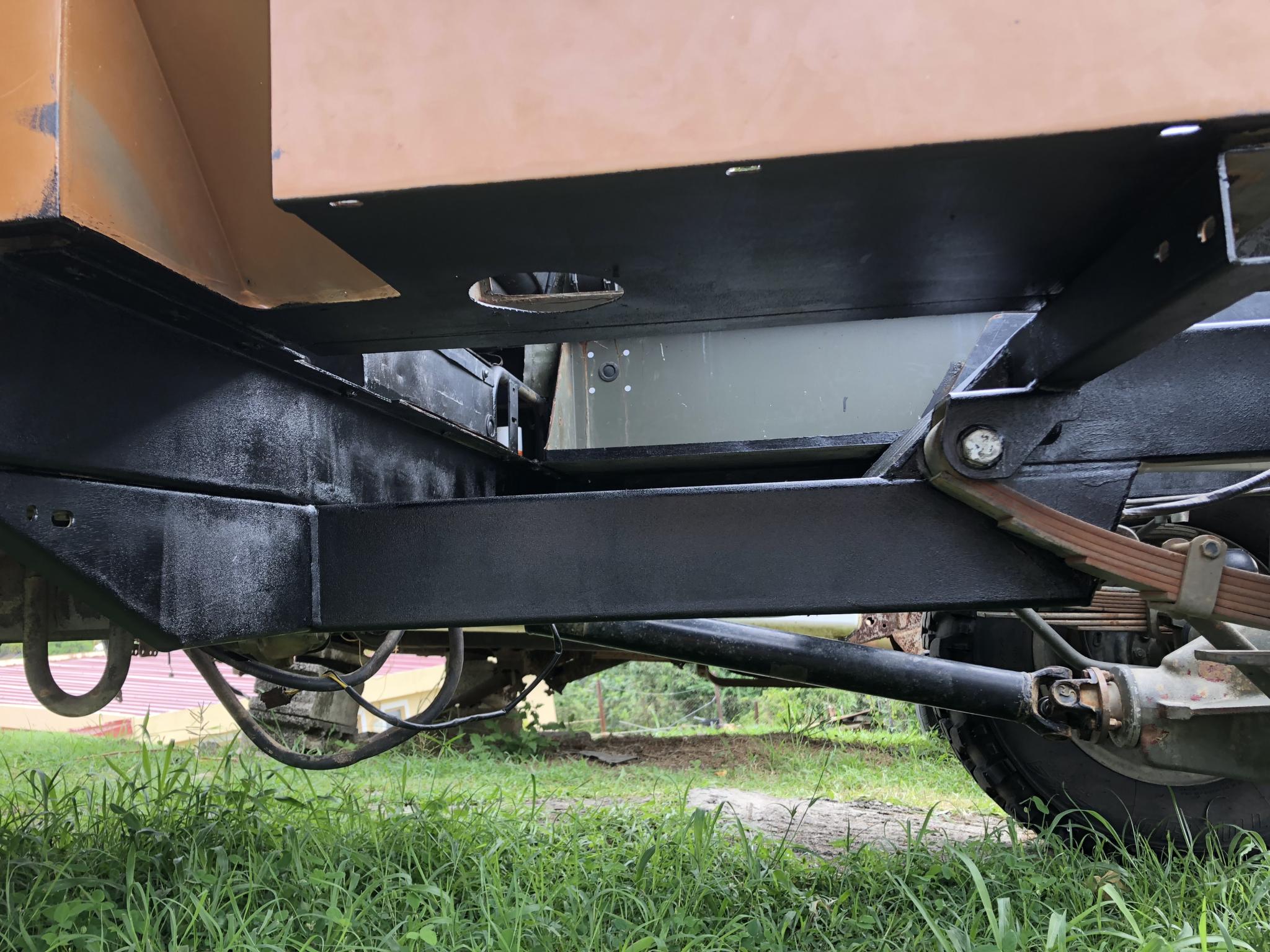 Emplacement du bac à gasoil après peinture. Vraiment de petits travaux. Je n'égale pas les vrai pros de ce site.