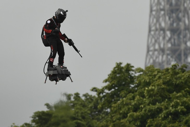 Franky-Zapata-voleson-Flyboard-dessus-champs-Elysees_0_730_486.jpg